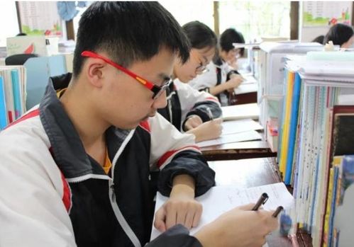 学生高考前后家庭地位比较,4张对比图完美诠释,差距简直太明显