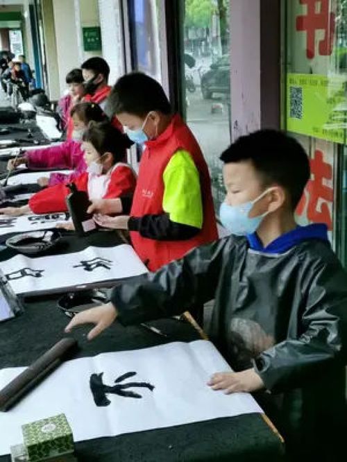 课堂移室外,疫情风险低 书法 传统文化 教育 艺术 原创 认真的样子真可爱 弘扬正能量 书法培训 衢州